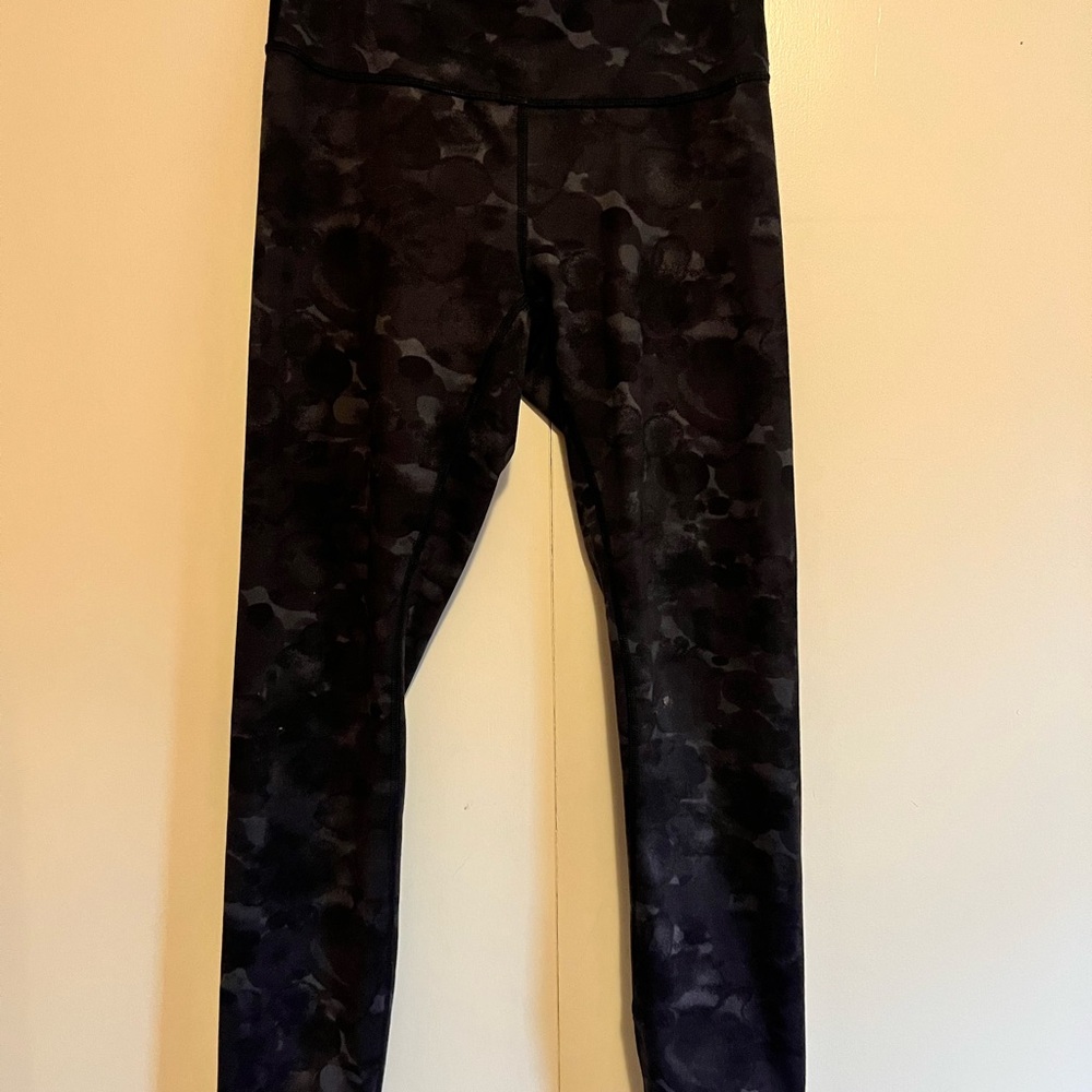 Lululemon - Wunder Under - Black Patterned Leggings - size 6